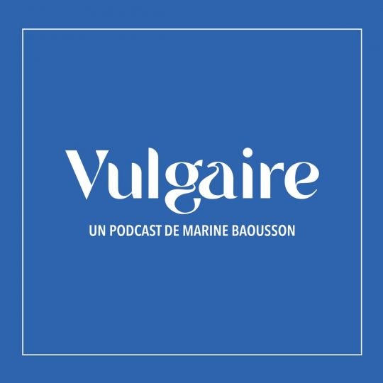 Pochette du podcast Vulgaire de Marine Baousson, lettres blanches sur fond bleu.