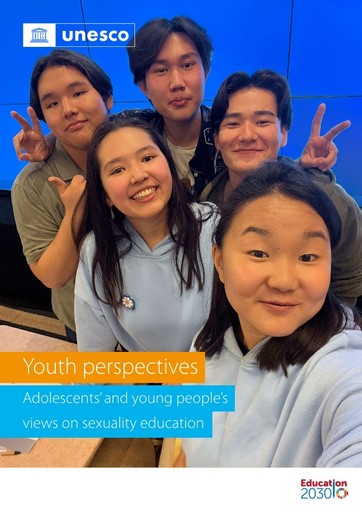 Couverture du rapport de l’UNESCO Youth perspectives : un groupe d’adolescents souriants prend un selfie